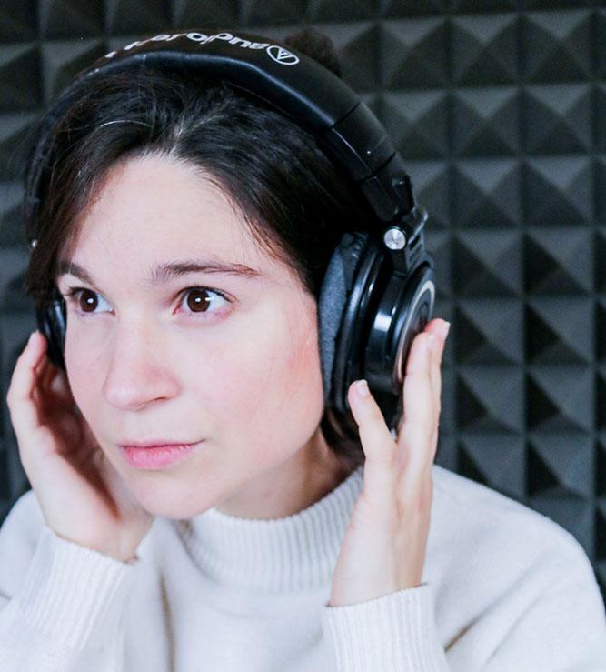 Enregistrement de voix off féminine en home studio par Justine Petitjean